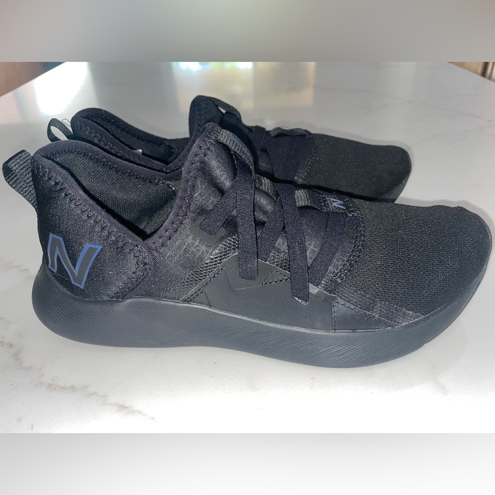 Women’s New Balance black slip on Dynasoft Beaya athletic tennis shoe- size 8.5